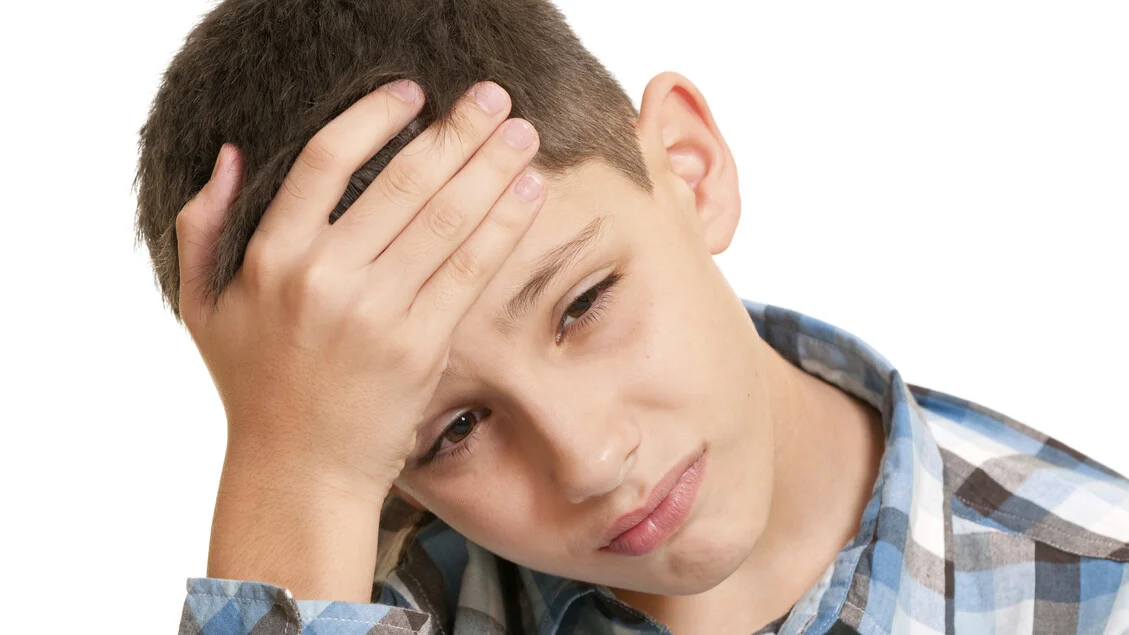 Novo anticorpo reduz pela metade ataques de enxaqueca em crianças, diz estudo