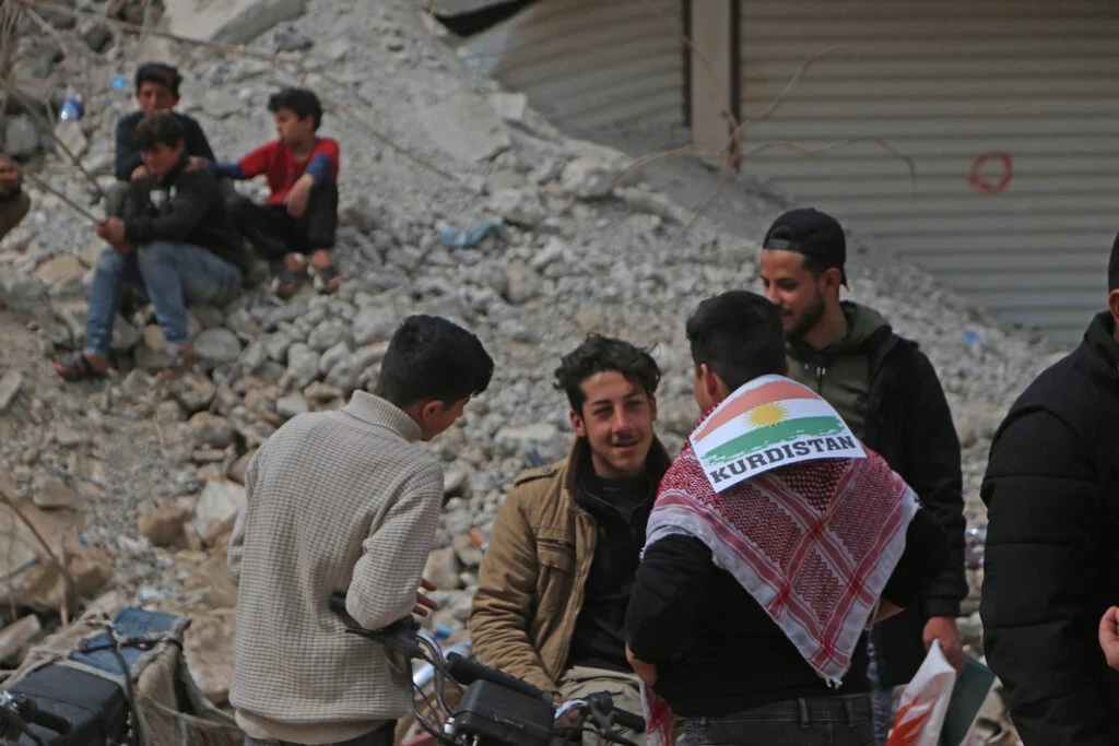 Silêncio da UE diante do cerco ao Rojava: como desaparece a única experiência democrática da Síria