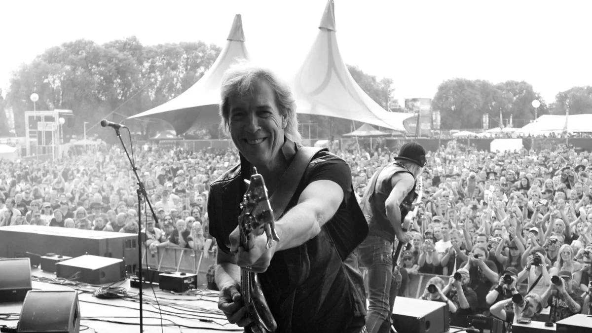 Morre Francis Buchholz, lendário baixista dos Scorpions, aos 71 anos após luta contra o câncer