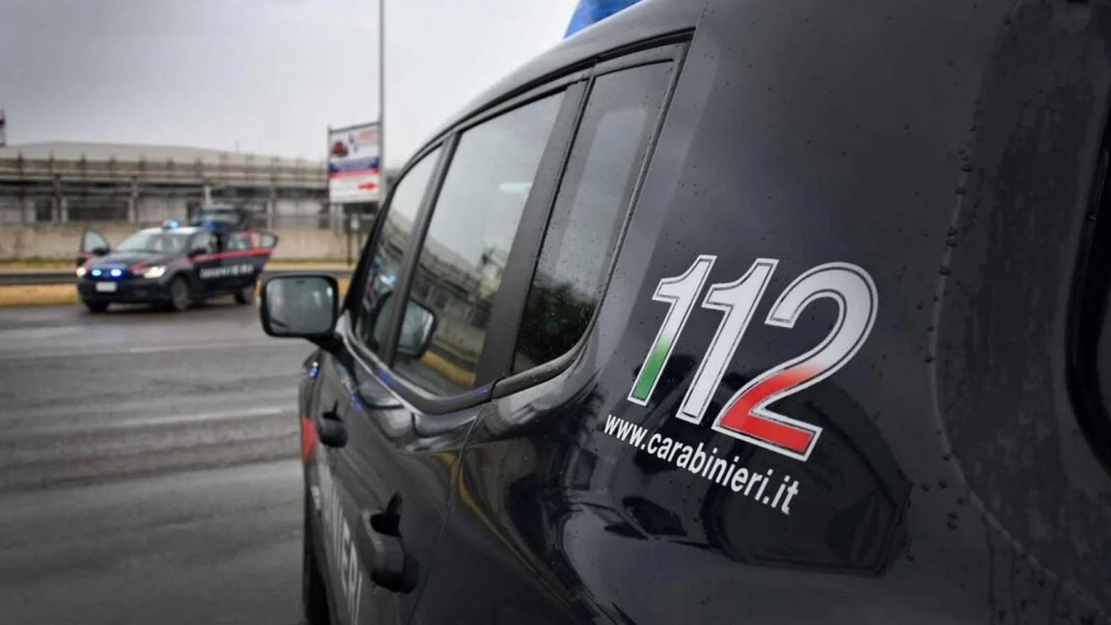 Adolescente de 15 anos esfaqueia dois jovens em Milão; preso após ameaçar passageiros em ônibus