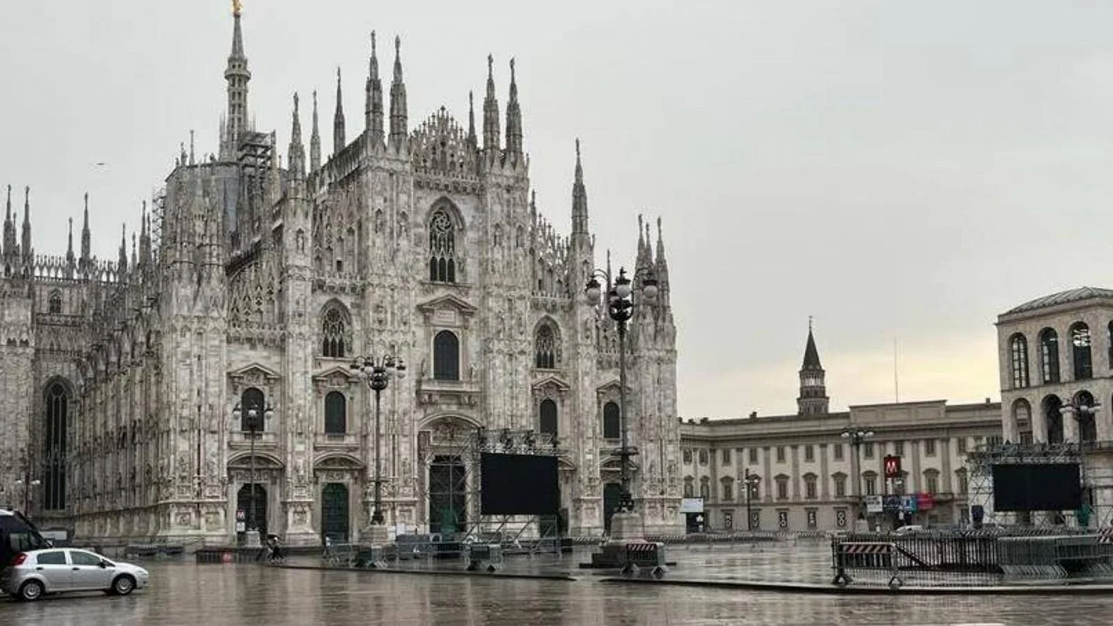 Homem de 54 anos morre após precipitar-se em prédio próximo à Piazza Duomo, em Milão