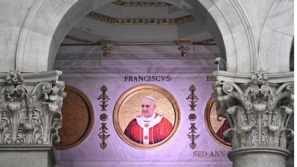 Si spegne il tondo di Papa Francesco a San Paolo. Ecco che cosa è successo — agi.it