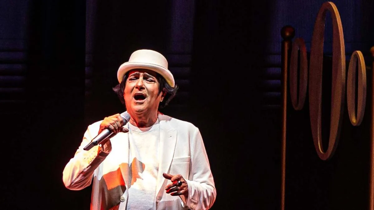 Renato Zero abre L’OraZero em Roma entre imagens polêmicas sobre aborto e um roteiro de memórias