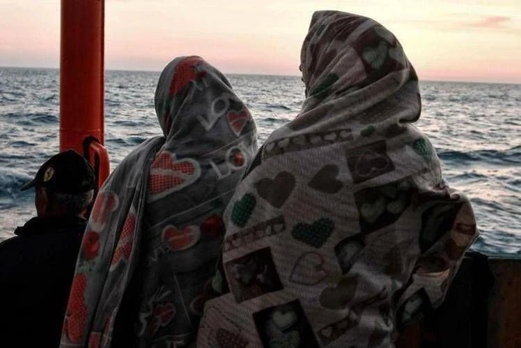 Provável naufrágio no Mediterrâneo: sobrevivente relata pelo menos 50 mortos após saída da Tunísia