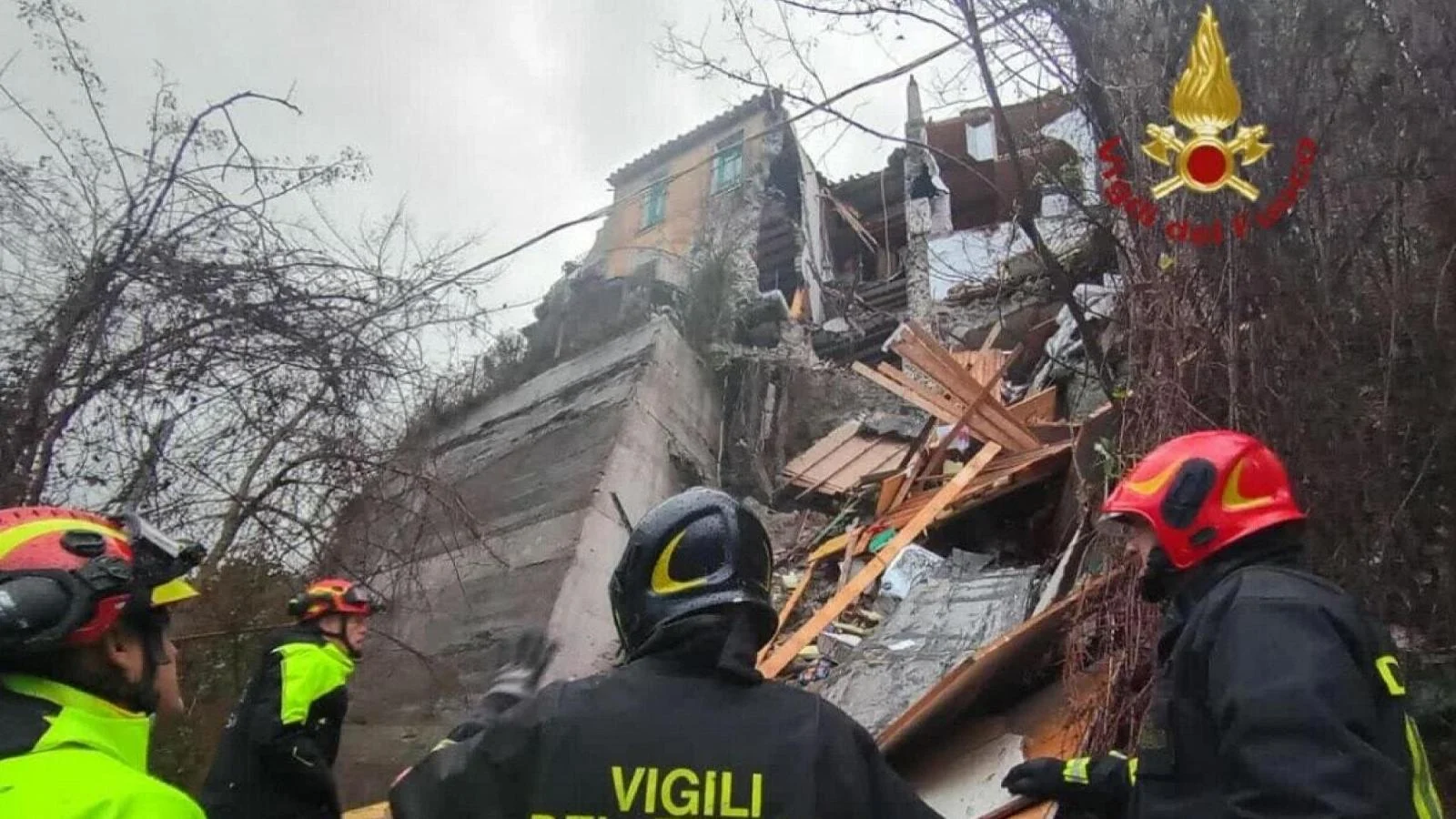 Desabamento de palazzina abandonada em Morlupo: bombeiros buscam possível vítima entre escombros