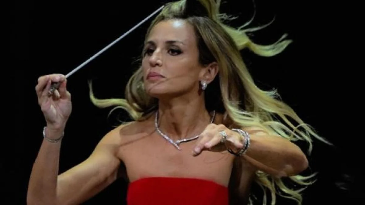 Beatrice Venezi é ovacionada em Pisa; polêmica e protestos seguem na La Fenice