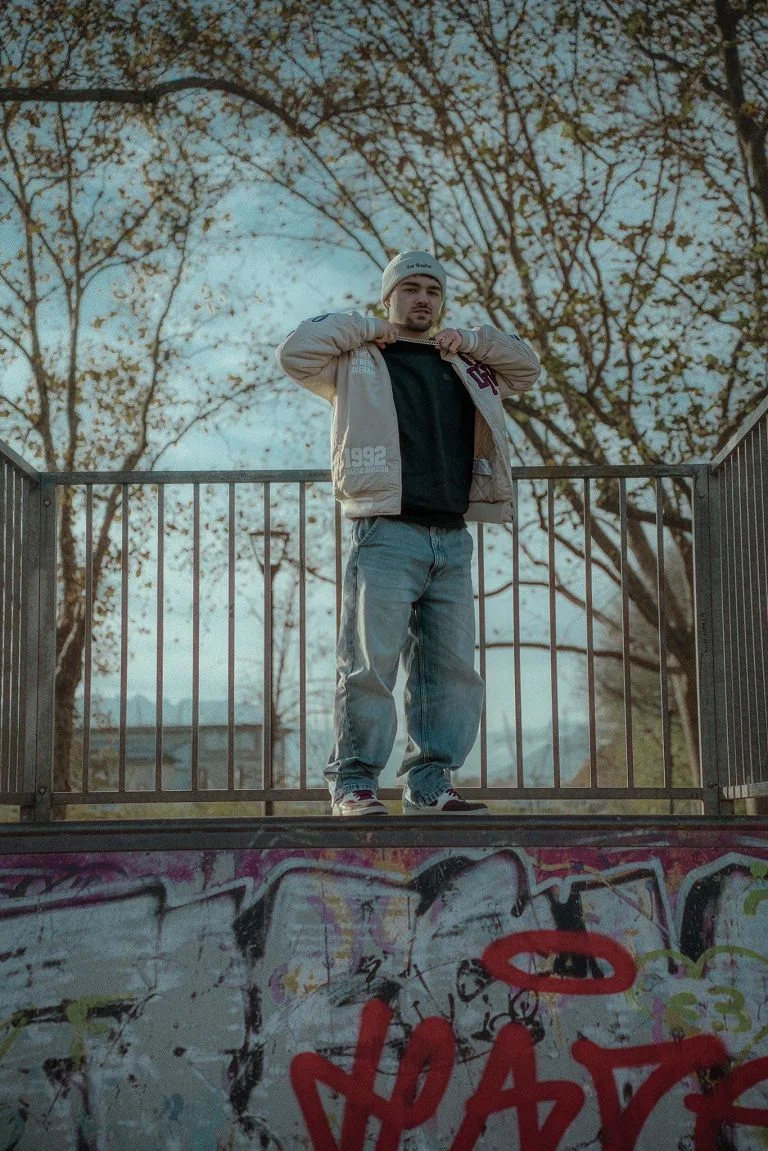 Davide cade dalla bici e muore a 19 anni. Sciacalli gli rubano il portafoglio e scappano via — rainews.it