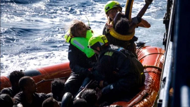Rapporto migranti 2025: "1878 morti nel Mediterraneo". Stretta verso le Ong: "Colpo ai soccorsi" — rainews.it