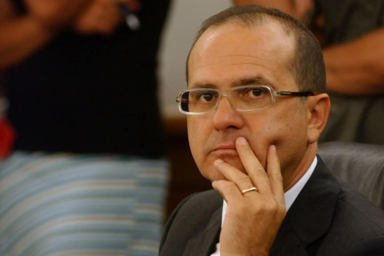 Procura de Civitavecchia abre investigação por instigação ao suicídio após pais de Claudio Carlomagno serem encontrados mortos