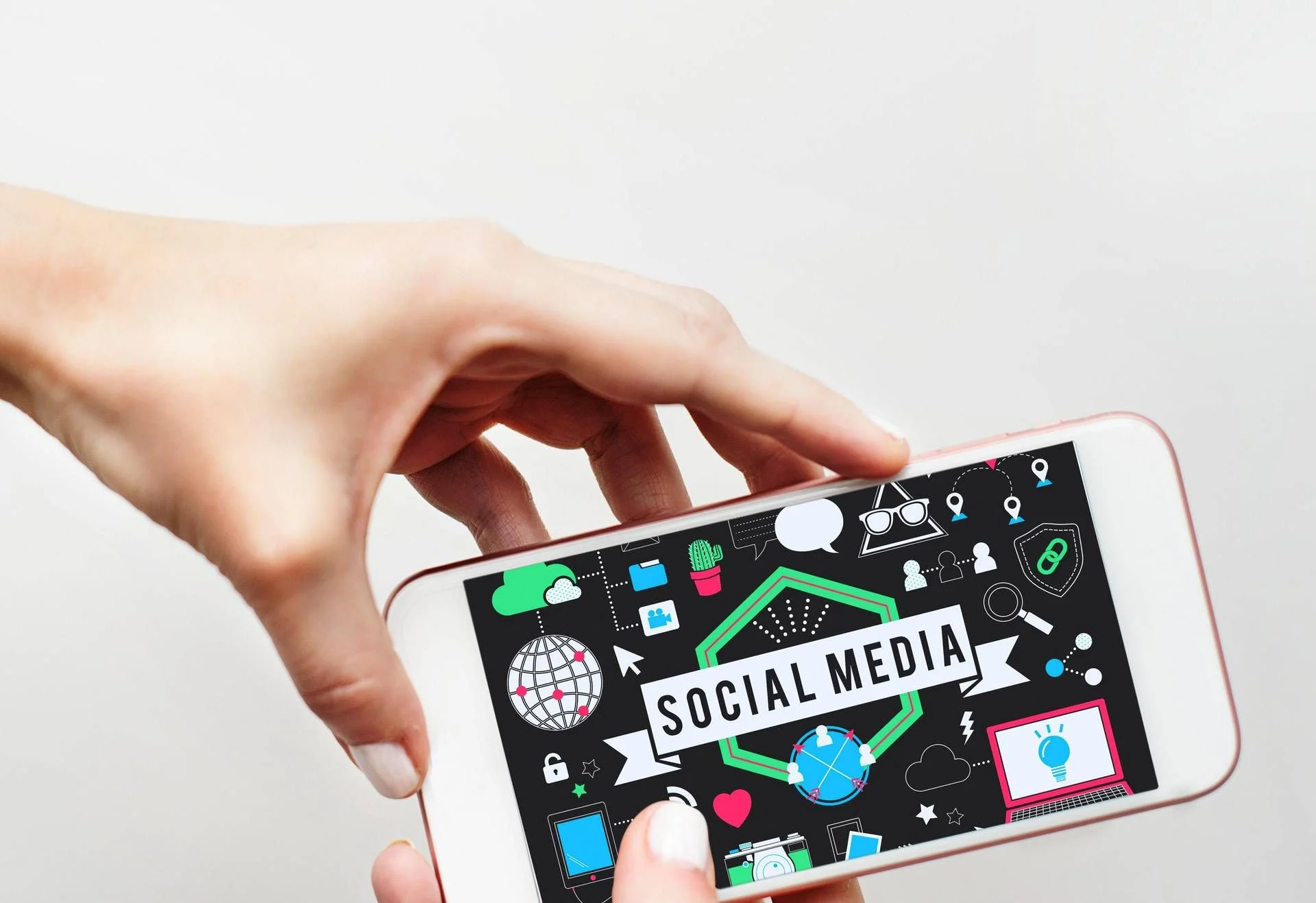 Proibição de redes sociais para menores: do impacto na Austrália à pressão no Reino Unido