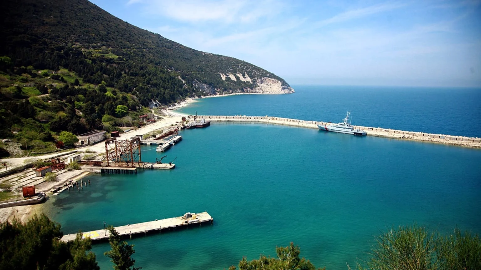 Projeto de resort em ilha albanesa provoca reação: mais de 40 grupos exigem suspensão