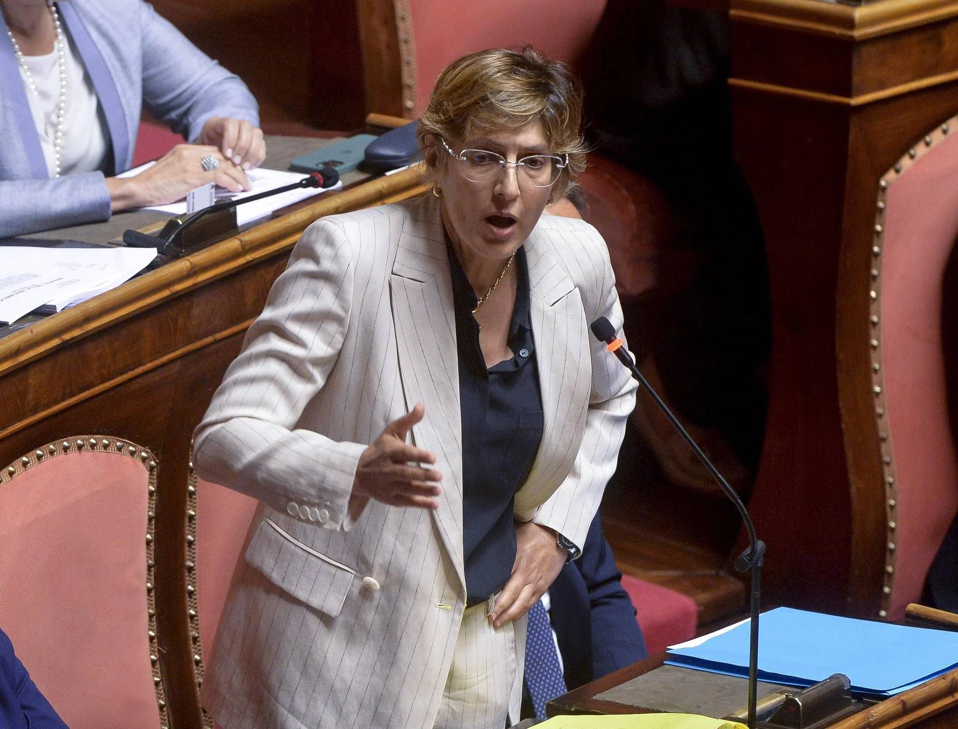 Senado aprova texto-base de Bongiorno sobre violência sexual: sai 'consenso', entra 'freezing' e penas mais altas