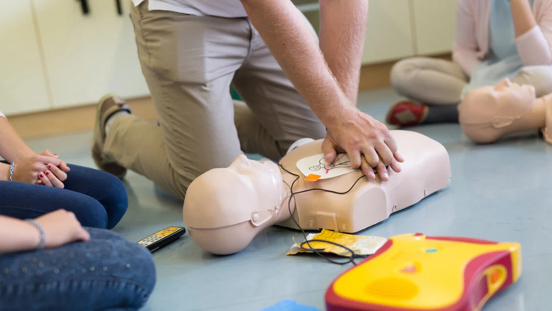 Novas linhas‑guia incentivam formação de cidadãos no uso do defibrilador e manobras de reanimação