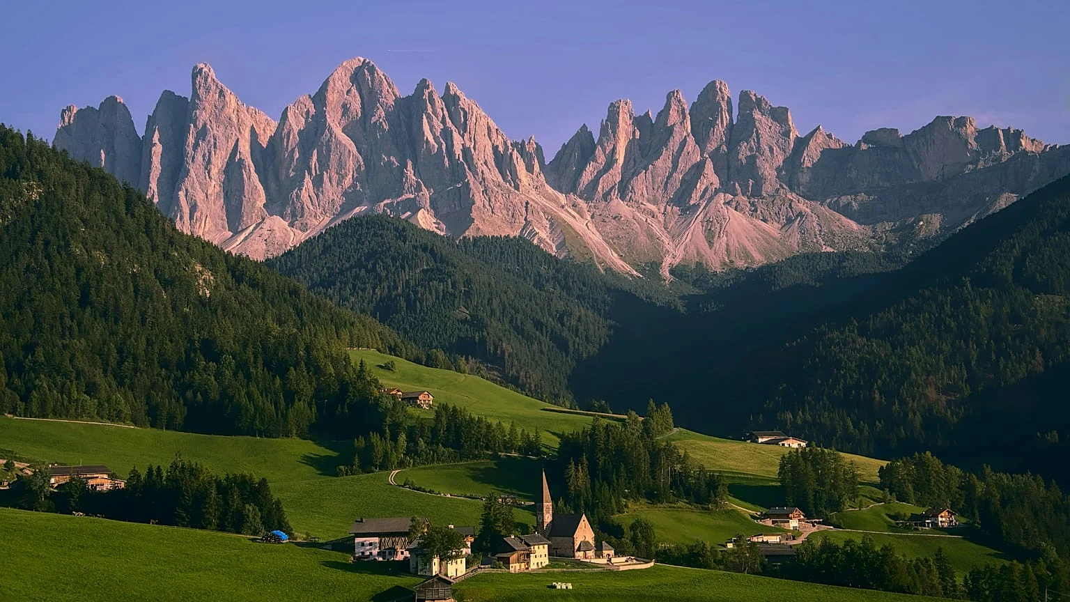 Val di Funes limita acesso à icônica Santa Maddalena para conter turismo de massa