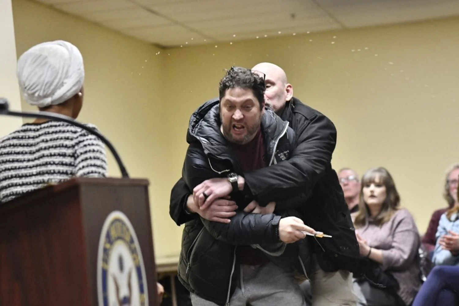 Ataque a Ilhan Omar em Minneapolis: parlamentar atingida por líquido lançado com seringa durante comício