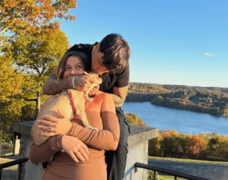 Jacqueline Luna Di Giacomo desmente rumores e celebra os 30 anos de Ultimo com foto e homenagem