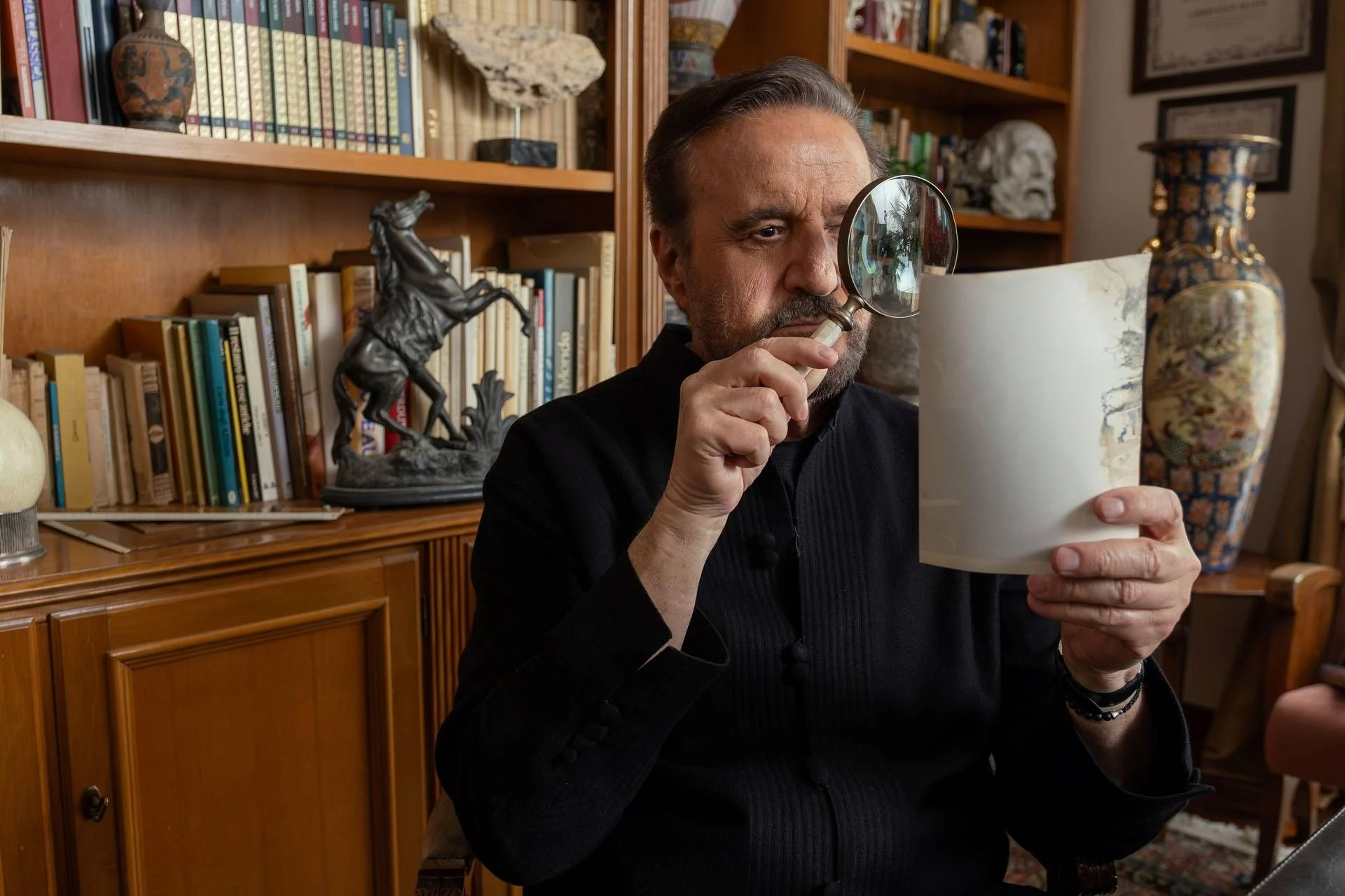 Agata Christian — Delitto sulle nevi: De Sica retorna em dramedy giallo entre suspense e riso