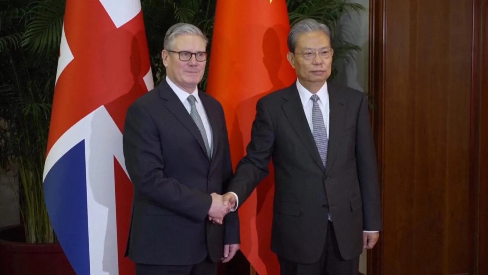 Xi Jinping e Starmer buscam relançar laços China–Reino Unido em diálogo estratégico