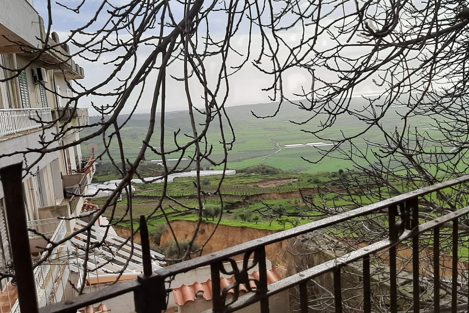 Niscemi: chuva mantém ativa a frana — colina desliza, inquérito da Procura é aberto