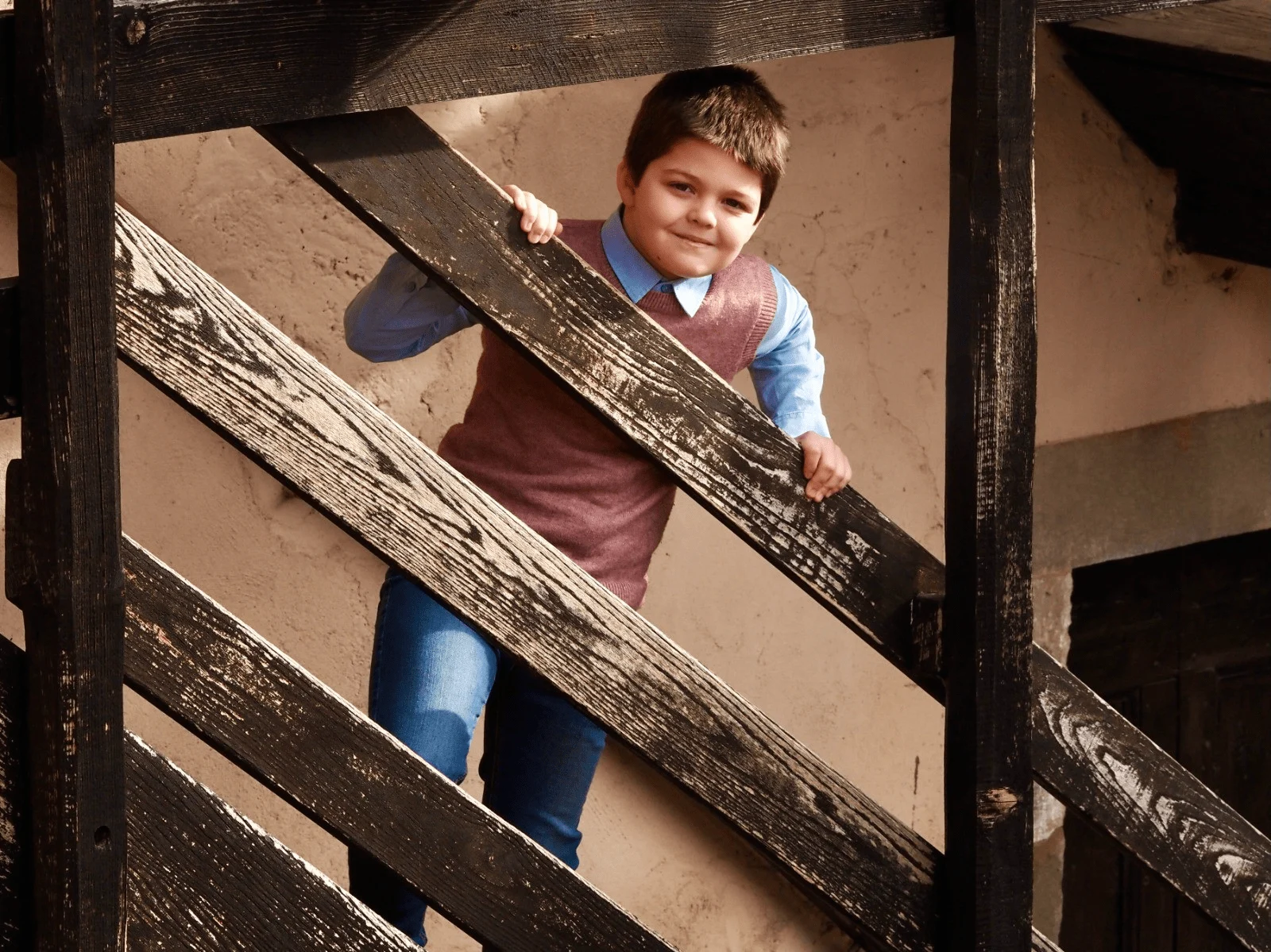 De Montano Lucino ao Vaticano: o menino que encarna o jovem Papa Giovanni XXIII no teatro