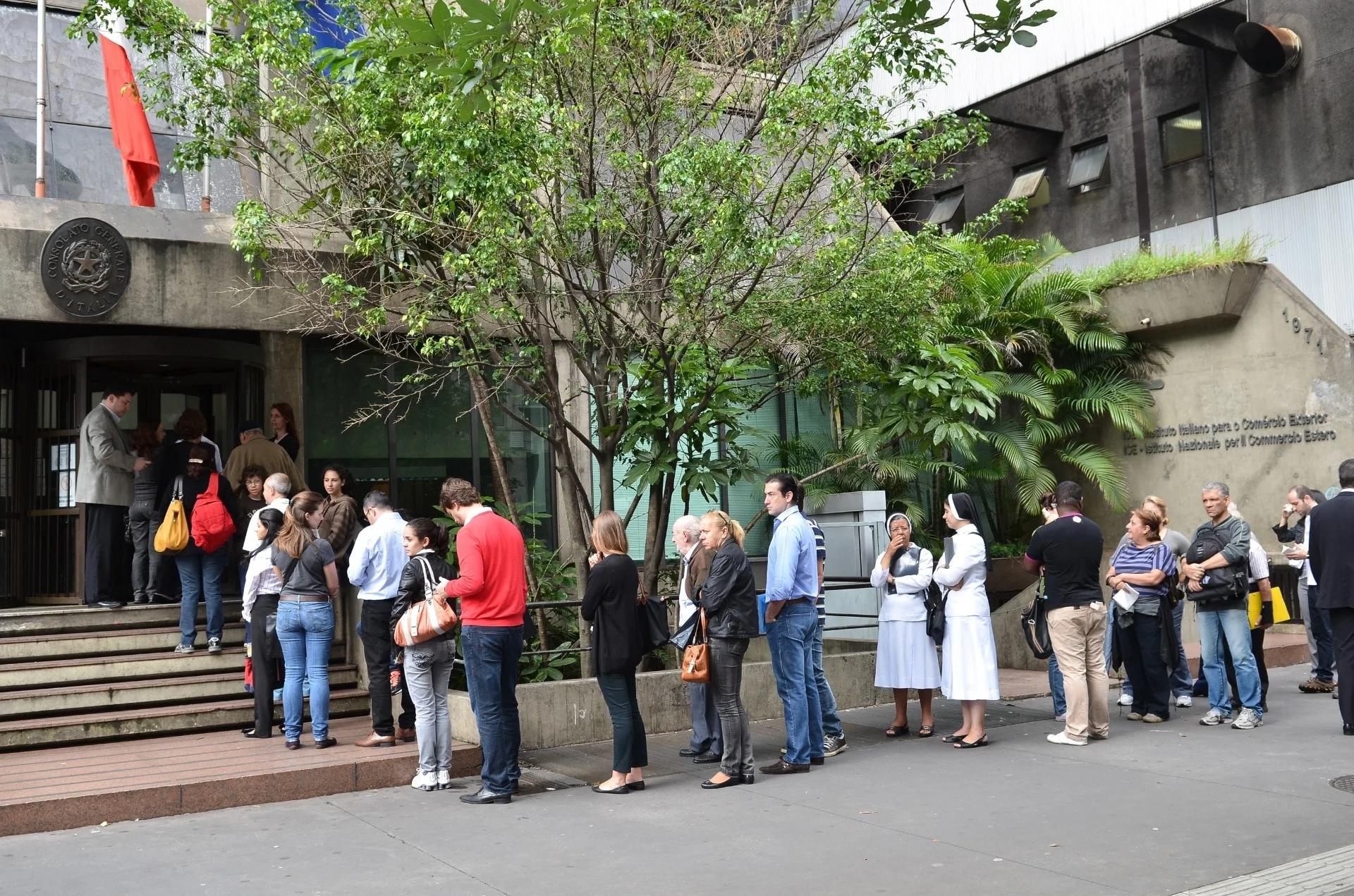 Consulados no Brasil: Demandas crescentes e longas filas