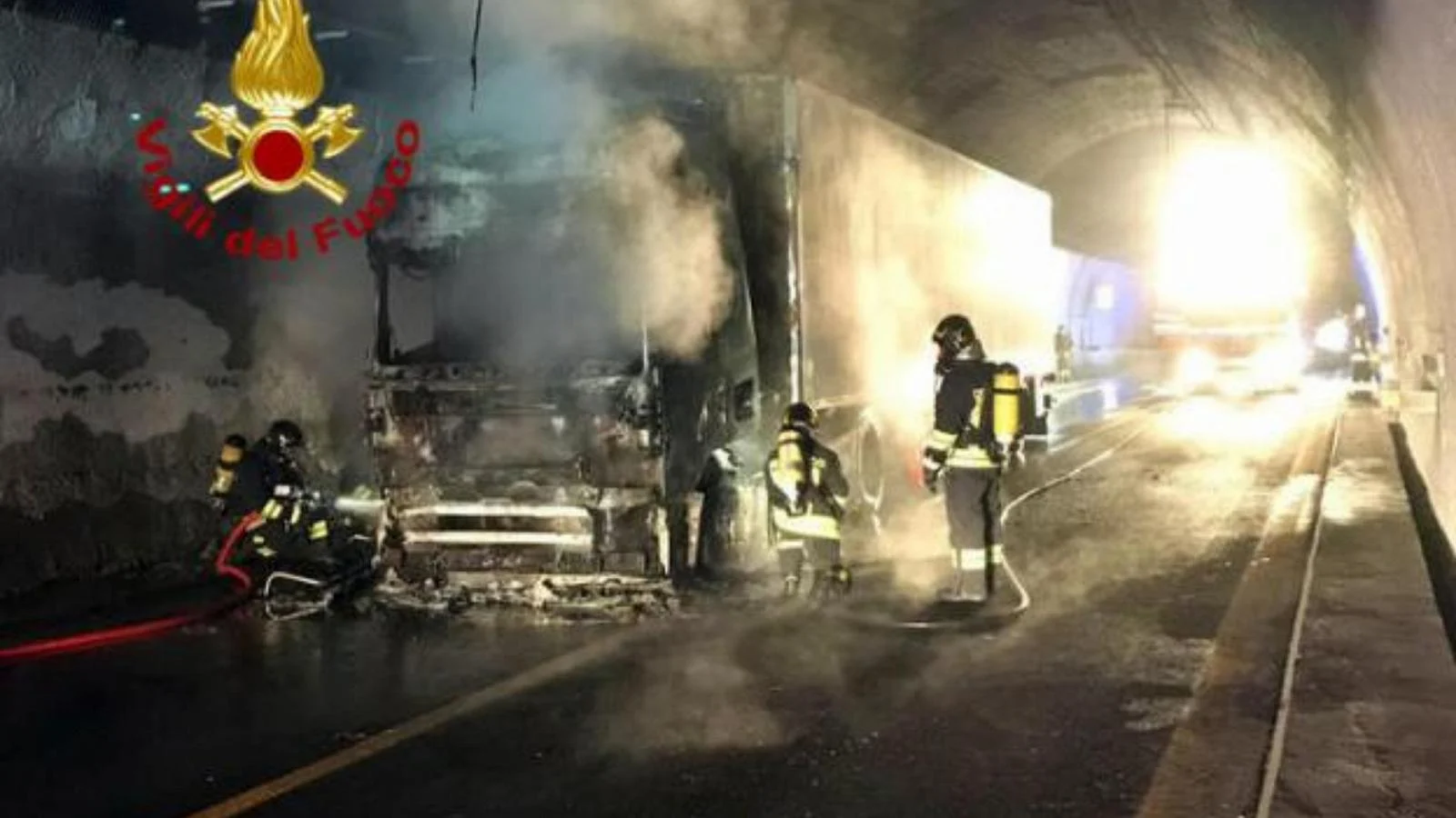 Caminhão pega fogo na A1 em Calenzano; trecho reaberto após quatro horas