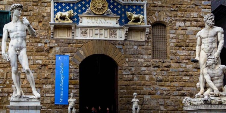 Homem Escala Estátua em Florença e é Detido pela Polícia