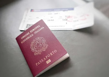 Viajar com Dois Passaportes: Vantagens e Como Fazer