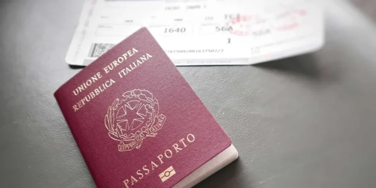 Viajar com Dois Passaportes: Vantagens e Como Fazer