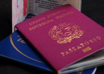 Viajar com Dois Passaportes: Vantagens e Como Fazer