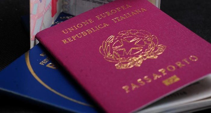Viajar com Dois Passaportes: Vantagens e Como Fazer