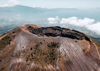 O Fascinante Mundo do Vulcão Vesúvio: Uma Jornada por Sua História, Cultura e Impacto