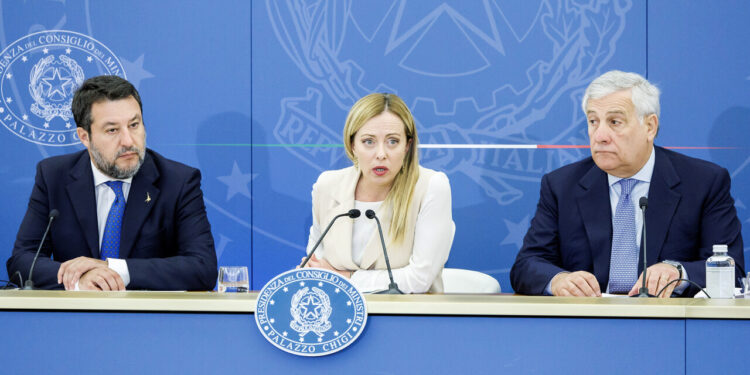 Itália envia 2º avião com ajuda humanitária para Gaza