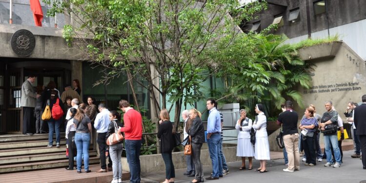 O que fazer para evitar filas no consulado italiano?