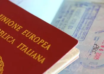 Escândalo dos Passaportes: Filas Digitais e Prejuízos Econômicos na Itália