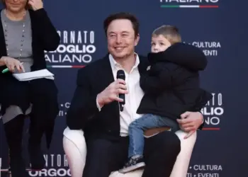 Elon Musk prevê colapso: Itália enfrenta queda demográfica