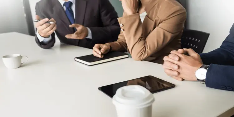 Entenda as Diferenças: Processo Judicial Contra as Filas Consulares e Via Materna