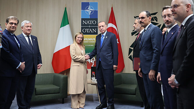 Desafios Migratórios: Itália busca soluções com apoio da Turquia