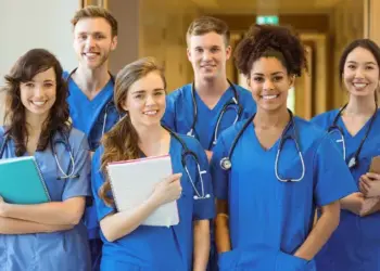 Carreira em Saúde: Concursos e Requisitos para Enfermeiros na Itália