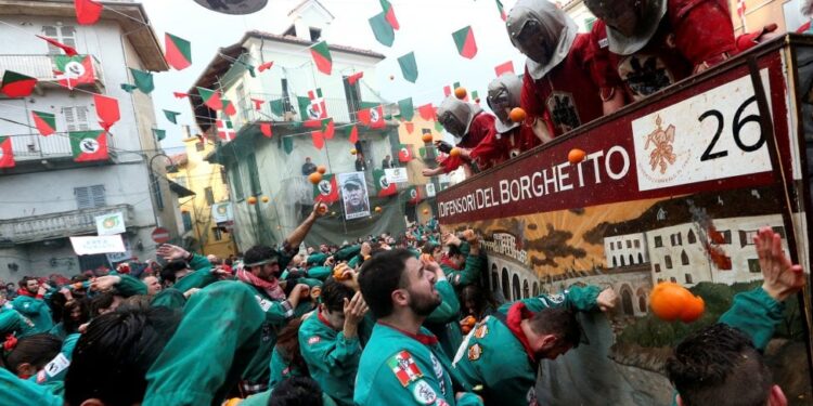 Carnaval de Ivrea: Tradição da Battaglia delle Arance