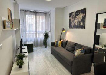 Uma Janela para Duas Culturas: Casa Italiana vs. Casa Brasileira