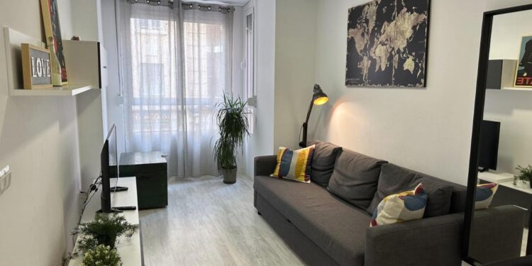 Uma Janela para Duas Culturas: Casa Italiana vs. Casa Brasileira