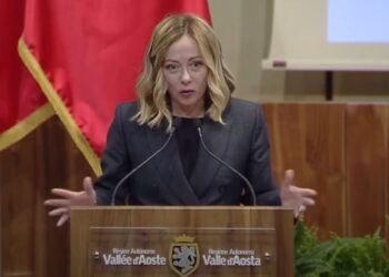 Giorgia Meloni em Aosta: Diálogo e Compromissos