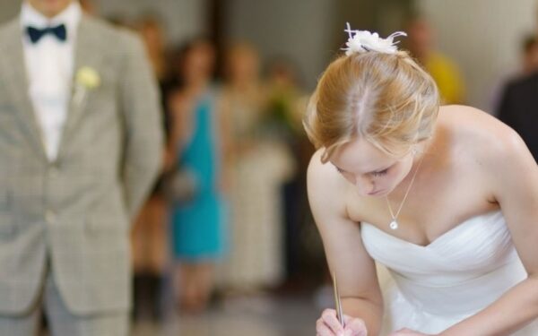 É permitido mudar o Sobrenome no Passaporte Italiano após o Casamento?