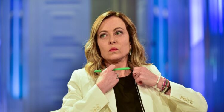 Giorgia Meloni: Um Modelo de Resposta Estatal em L’Aquila