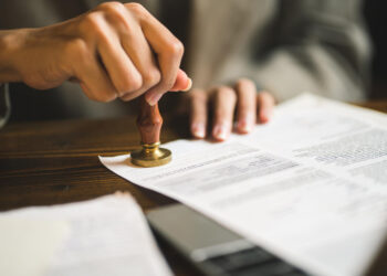 Casamento no exterior: Como funciona para transcrever a certidão na Itália?