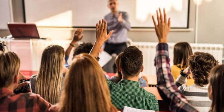 Carreira em Educação: Concursos e Requisitos para Professores na Itália