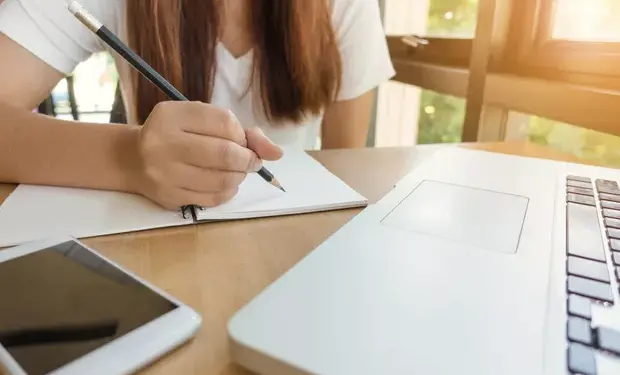 Contrato de Aluguel para Estudantes Universitários