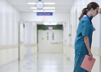 Crise na Saúde Italiana: Escassez de Enfermeiros e Médicos