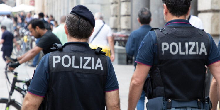 Província de Como: Ex-Funcionária de Cartório Detida por Fraude